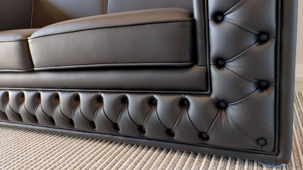Sofa Versage, skóra naturalna, kanapa 2 osobowa stylowa Chesterfield