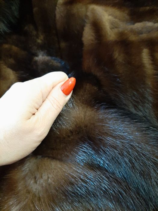 Продам норкову шубу.