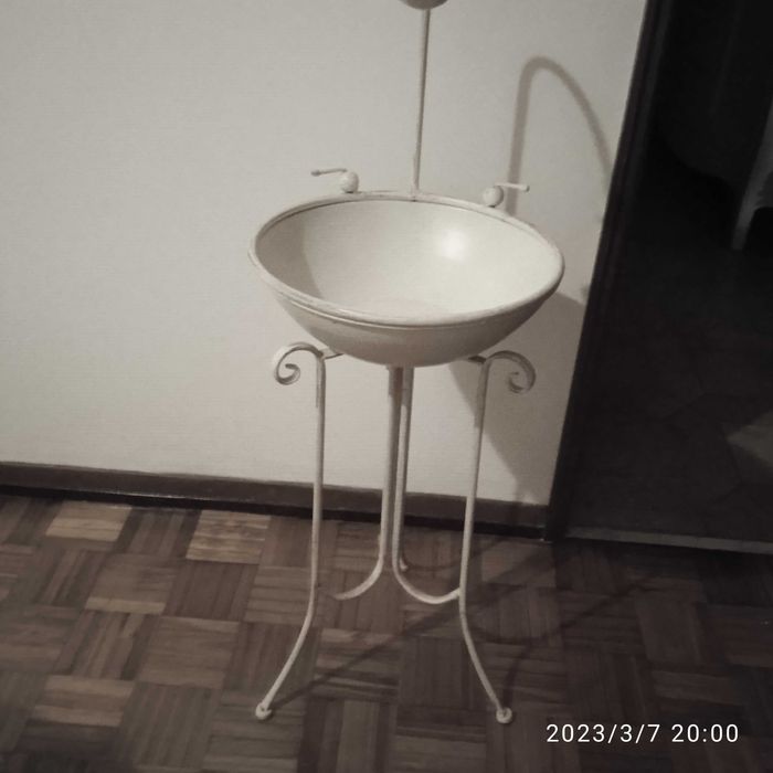 Floreira em ferro branco