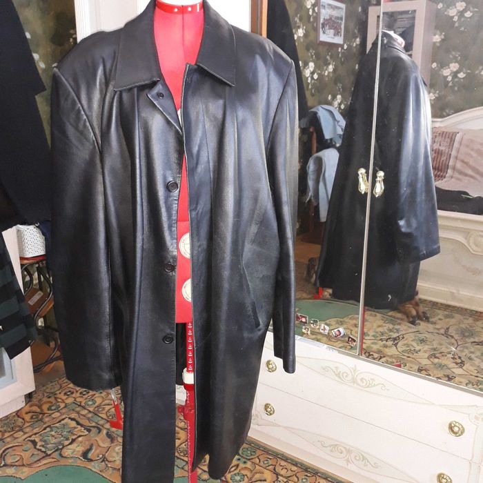 Мужской кожаный плащ для высокого респектабельного мужчины