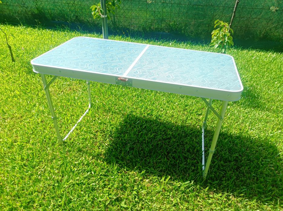 Mesa dobrável com bancos