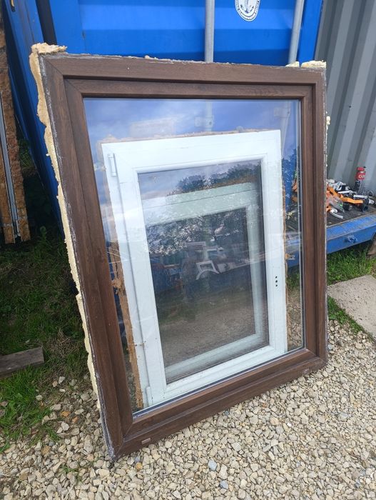 Okno 117x144 orzech plastikowe rozwierno uchylne
