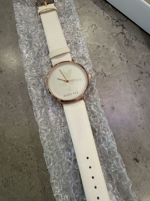 Новий білий годинник