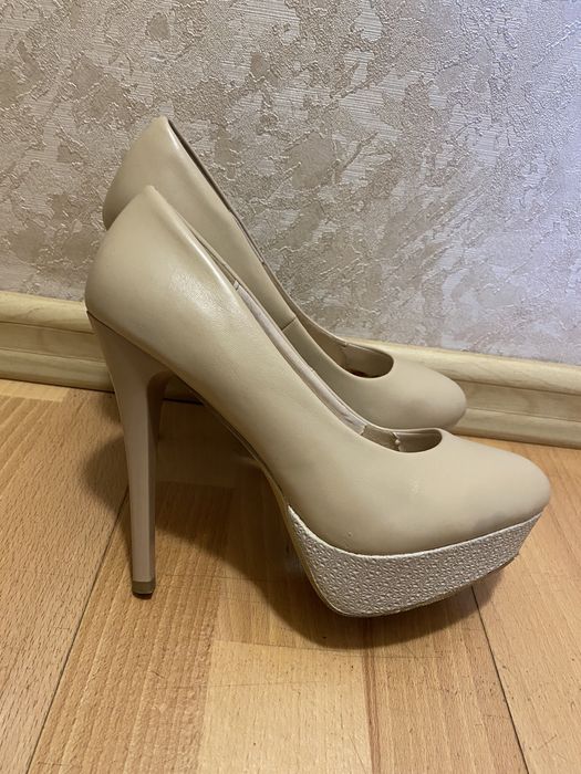 Туфлі жіночі на каблуку