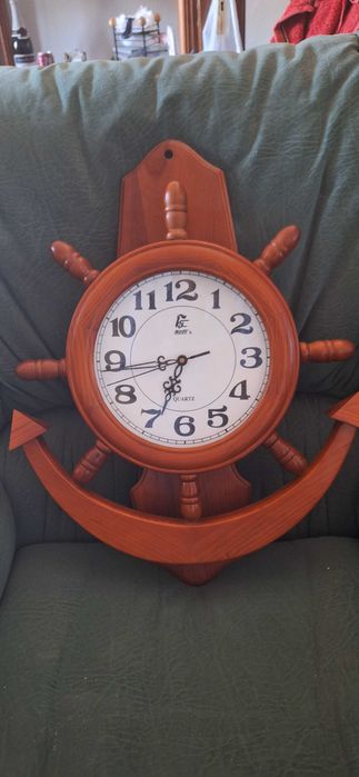 Relogio em madeira com design nautico