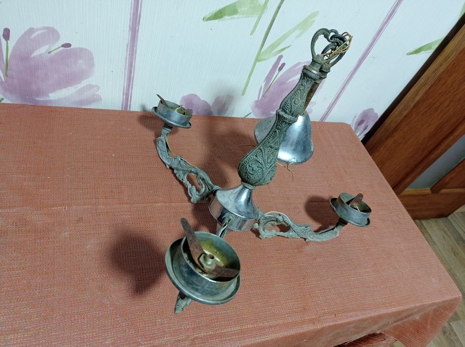 Люстра на три плафона.