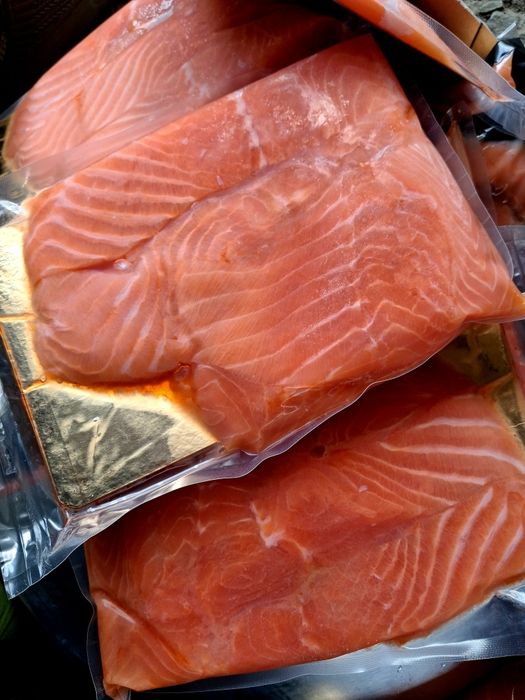 Червона рибка слабосолена, морепродукти