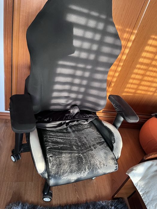 Cadeira gaming branca e preta