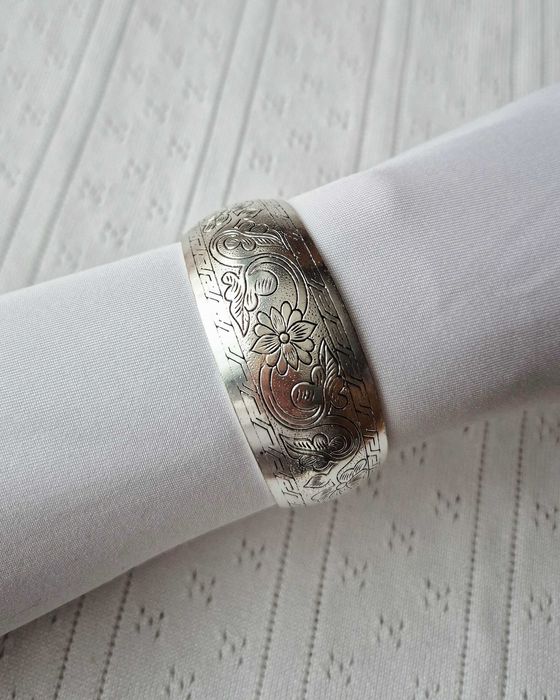 Regulowana bransoletka mankietowa z ornamentem