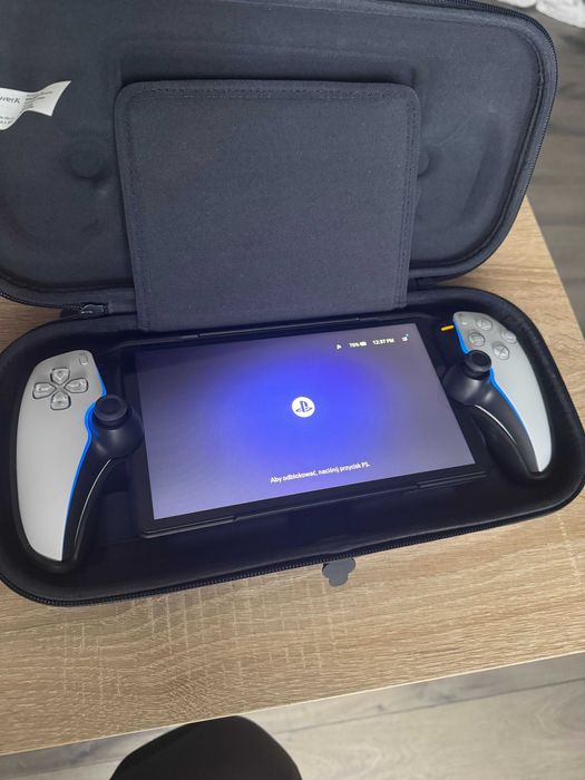 Playstation Portal Gwarancja Etui Spigen Szkło ochronne od nowości.