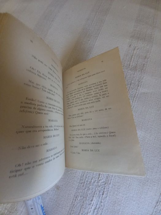 Livro de teatro de Virgínia Victorino primeira edição Alcobaça