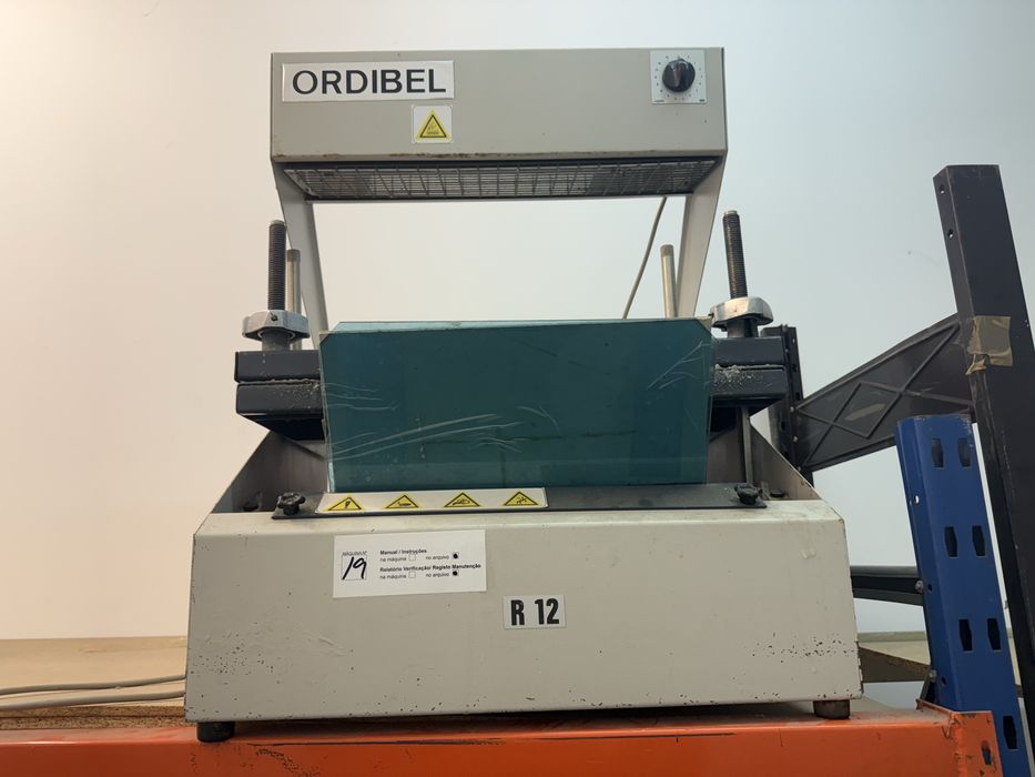 Várias máquinas de artes gráficas em bom estado