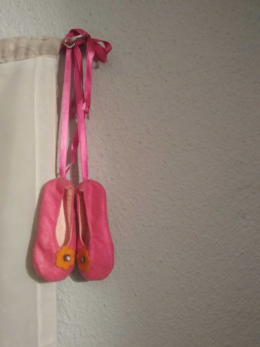 Pendente com sapatos de ballet