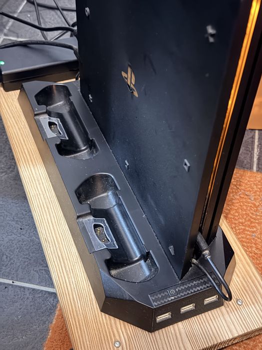 PS4 PRO 1TB + Base de ventilacao e carregamento de comandos