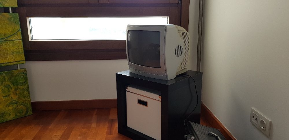 TV Mitsai (Cinza) impecável