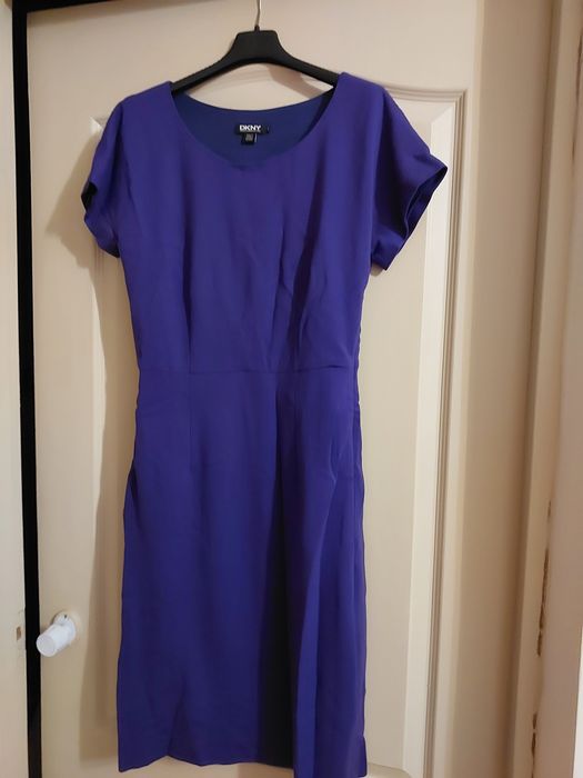 Сукня DKNY красивого фіолетового кольору
