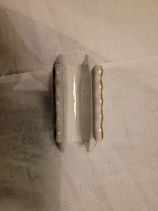 Porcelanowy wazon, świecznik i serwetnik z Chodzieży