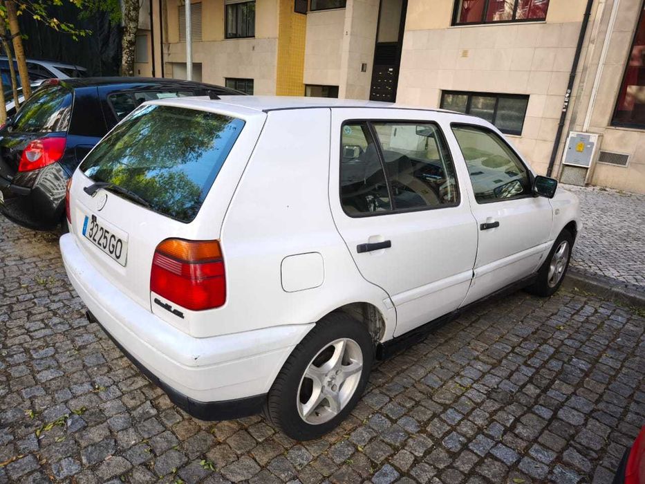 Golf 96 a gasolina econômico e fiável