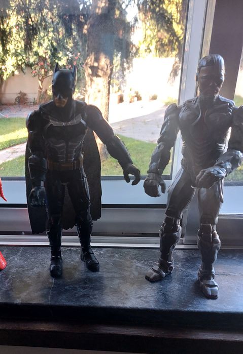 Três figuras cyborg spider-man Batman.436768204517560323