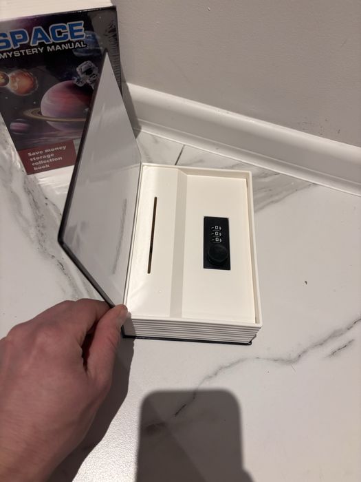 Skarbonka sejf w ksiazce