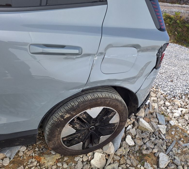 VOLVO EX30 sinistrado 2025 — photo 3