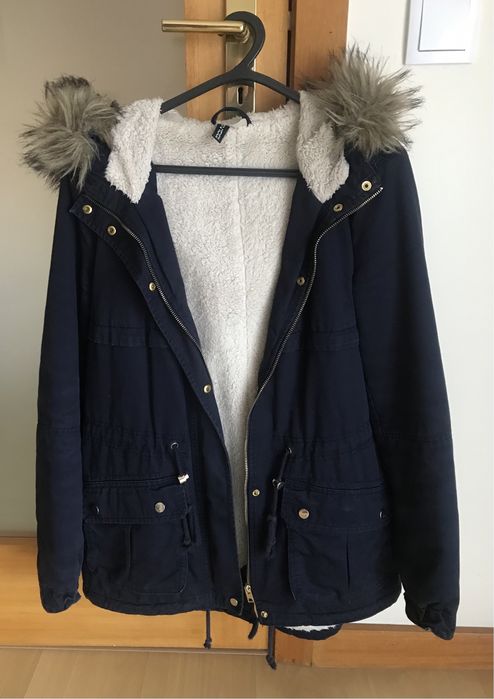 Casaco azul‑escuro com pelo (outono/inverno)