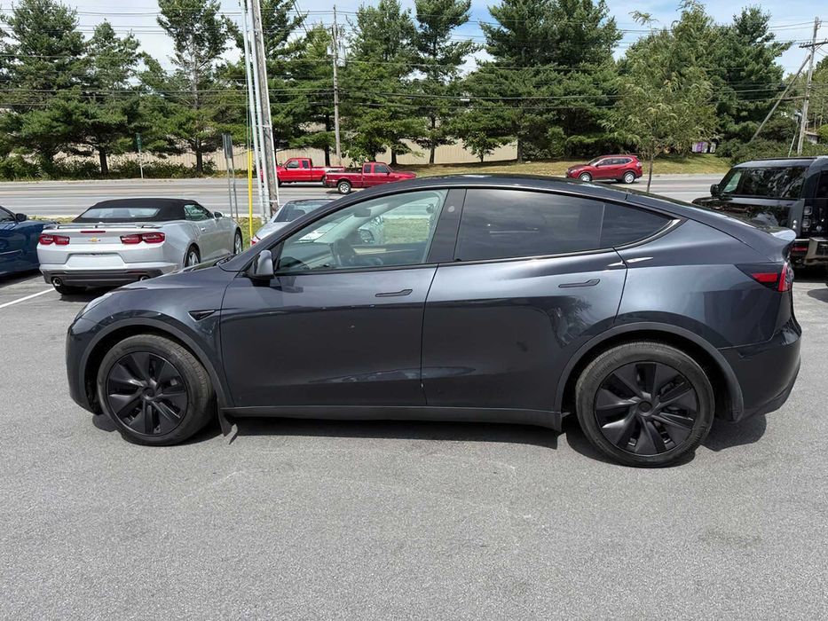 Tesla Model Y Long Range      2025