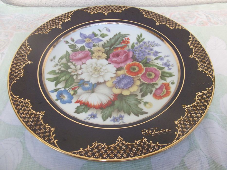 Pratos redondos porcelana flores/Round porcelain plates with flowers