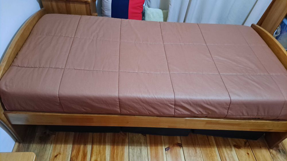 Cama de solteiro e mesa de cabeceira em pinho
