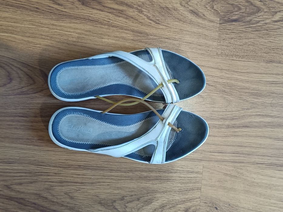 Женские босоножки/сандалии Clarks (бело-синие):