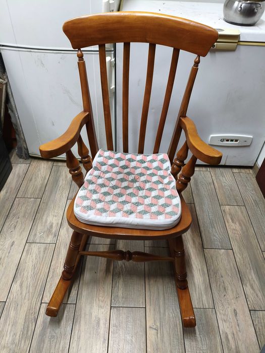 Fotel bujany drewniany