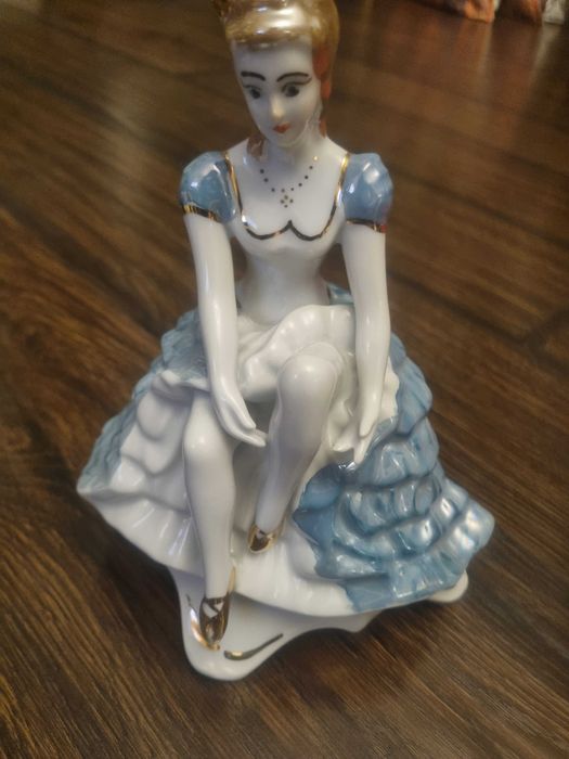 Kolekcja porcelanowych figurek