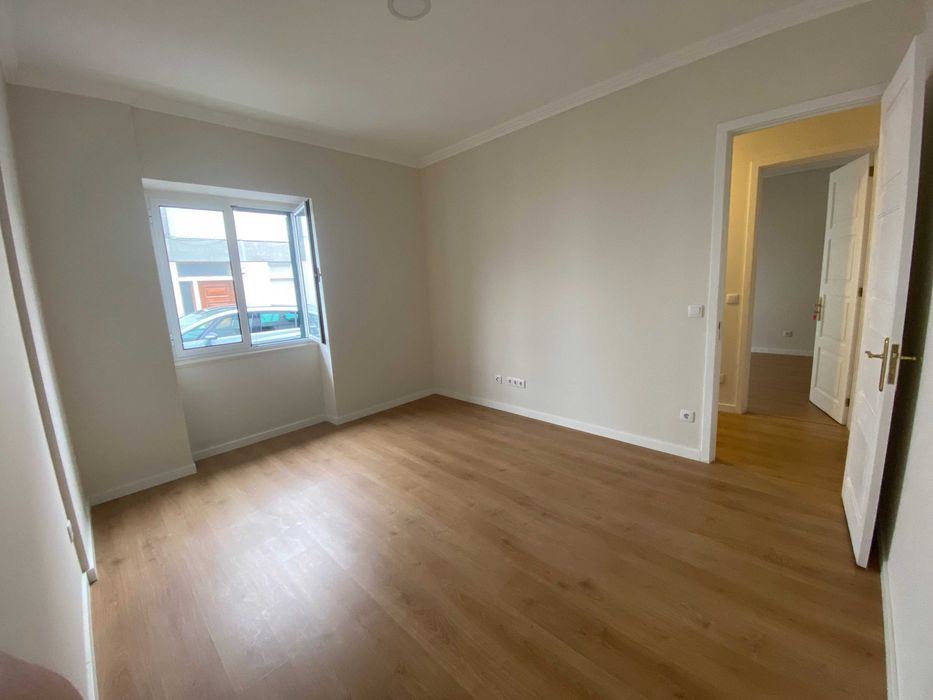 R.Laureano, T4, com jardim e garagem