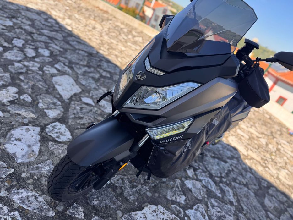 Maxi scooter espanhola Wottan 125, 2023