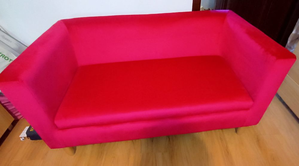 Elegancka sofa różowa,