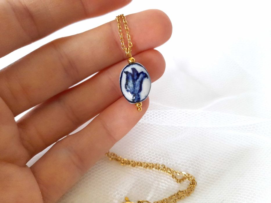 Colar em aço inoxidável dourado com pendente vintage