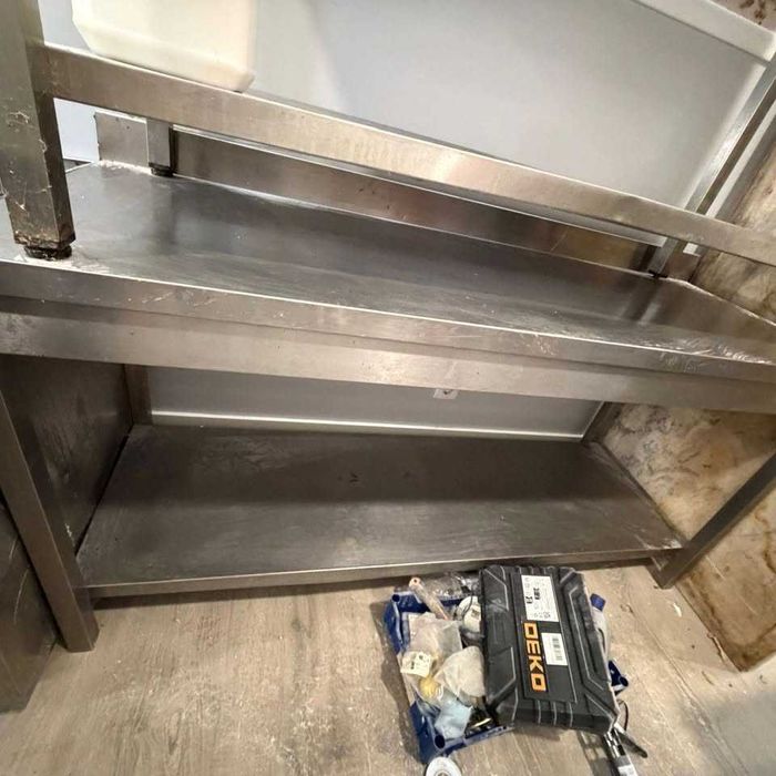 Mesa / móvel em inox para cozinha profissional.