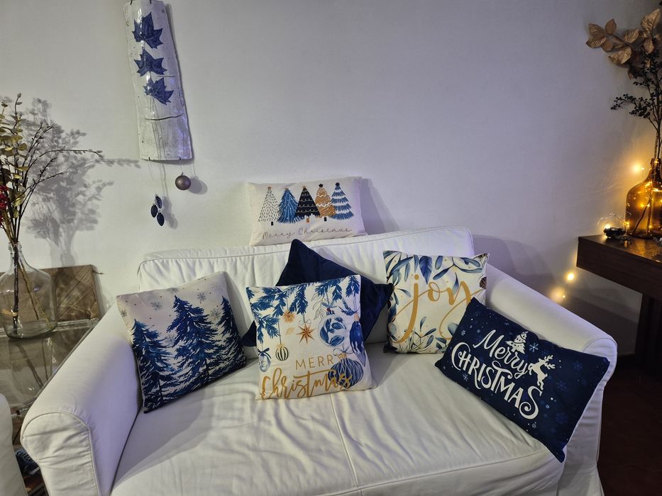 2 Sofás-cama brancos IKEA HAGALUND