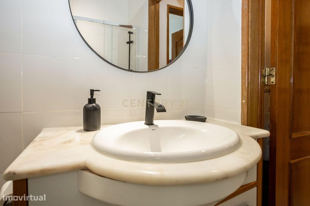 Apartamento T2 com Varanda Cruz de Pau, Amora - Seixal -