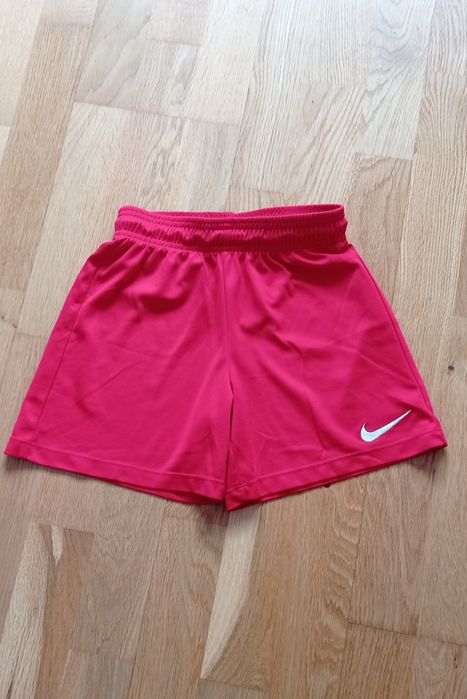 Nike czerwone krótkie spodenki meczowe r.128-137 (8-10 lat)