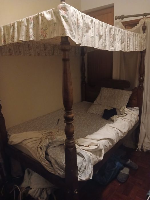 Uma cama dossel prensipio do século IX