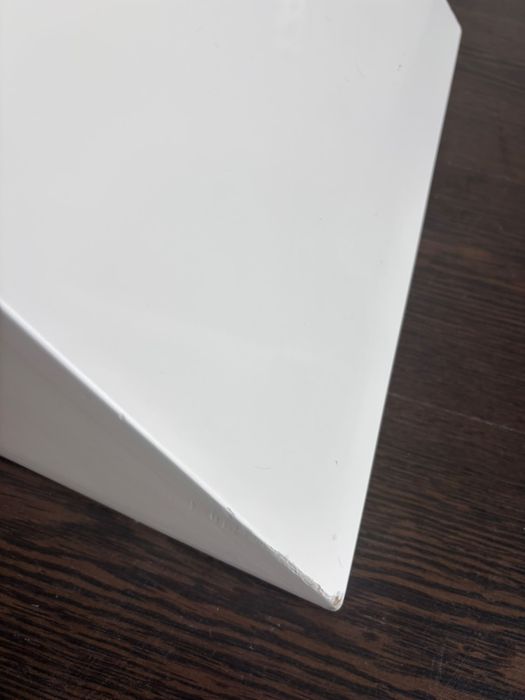 Mesa de vidro temperado com pé lacado branco.