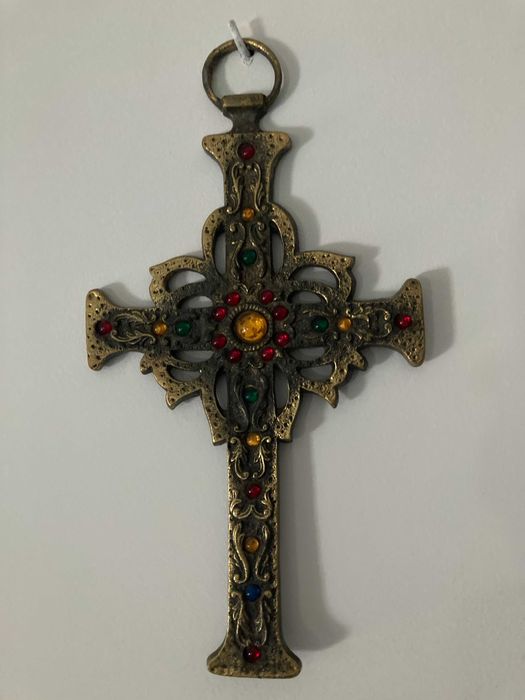 Cruz de decoração com pedras brilhantes