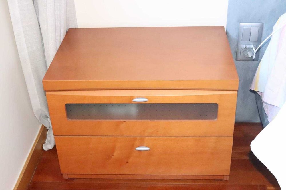 Vendo cómoda + espelho e 2 mesinhas de cabeceira