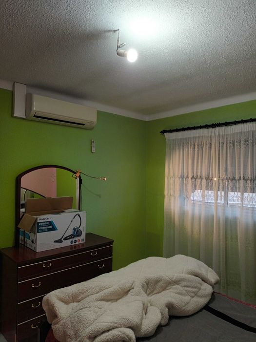 Casa para alugar com três quartos e cozinha equipada e sala mobilada.