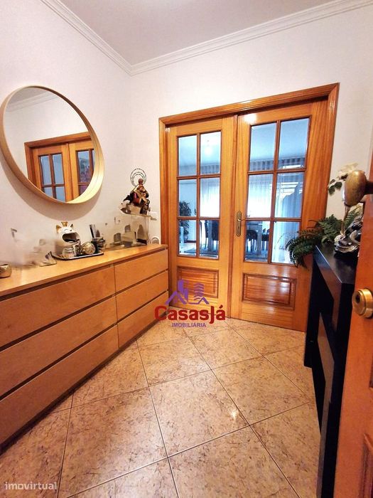 Apartamento T2+1 com varanda e garagem.