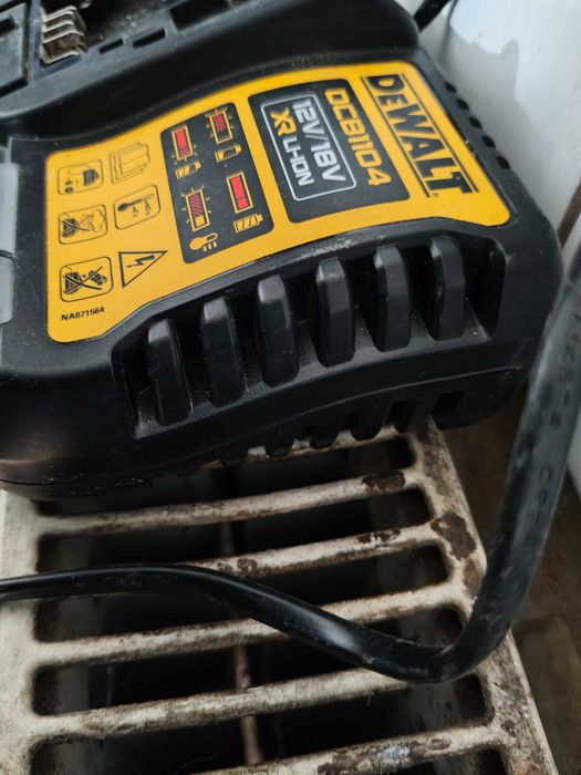 DeWalt ładowarka dcb1104