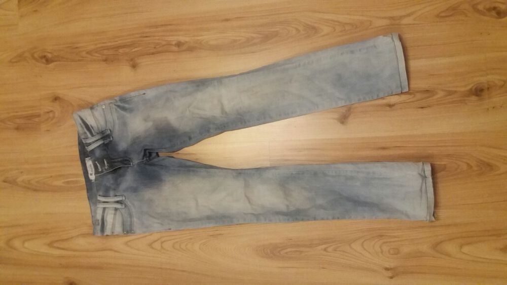 Jasne jeansy