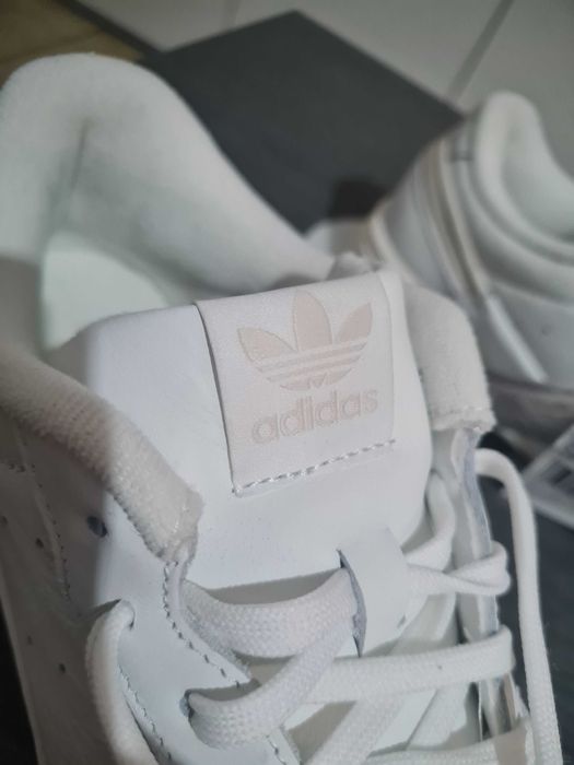 Adidas brancas e bejes