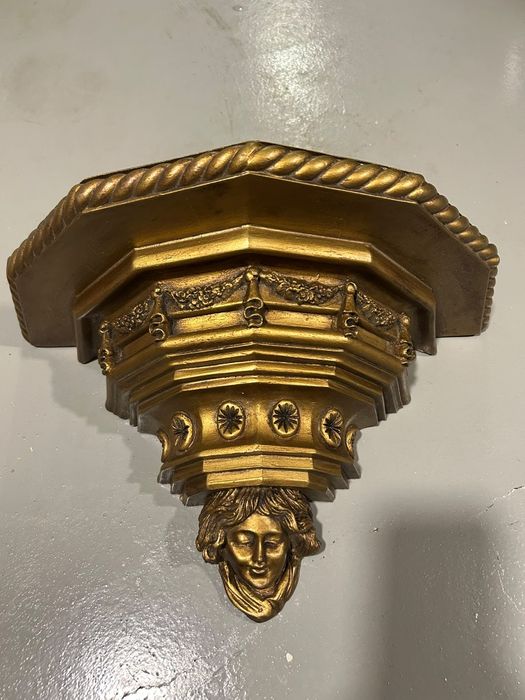 Par de Consolas / Peanhas de Parede Douradas – Decoração Clássica